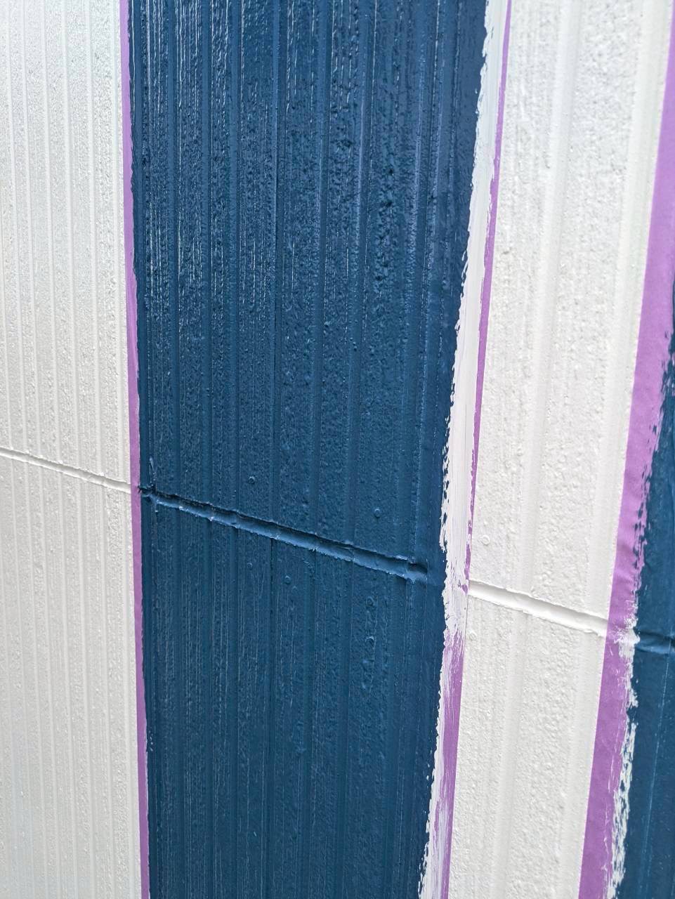 青い塗料で上塗り仕上げ